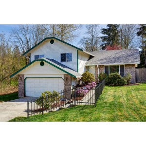 Schwarzes, verstellbares Alu-Zaunfeld Chaussee (200x100 cm) vor einem Haus. Gartenzaun zur Grundstücksabgrenzung.