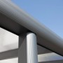 Detailaufnahme: Anthrazitfarbene Terrassenüberdachung Garda aus Aluminium mit klarer Doppelstegplatte.