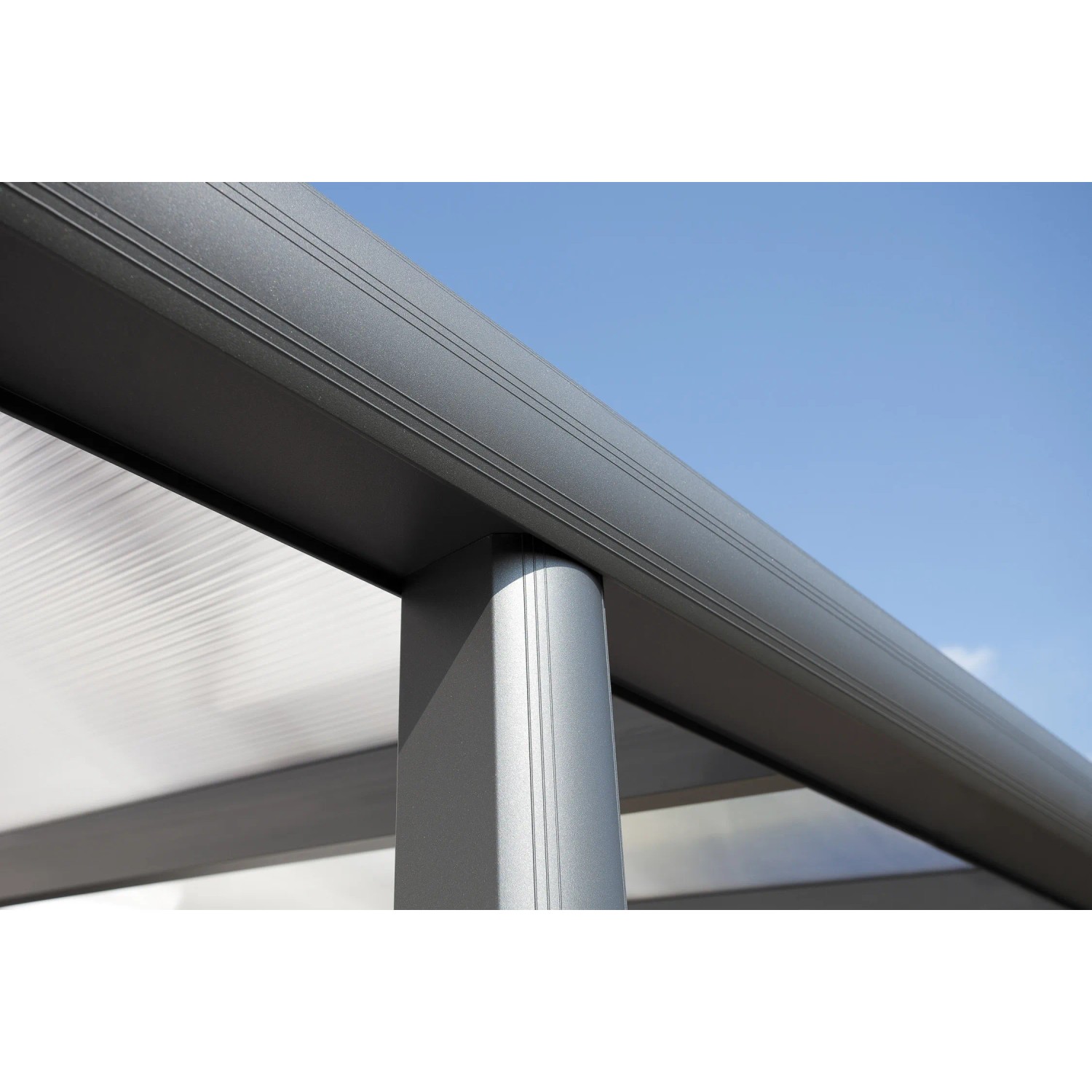 Detailaufnahme: Anthrazitfarbene Terrassenüberdachung Garda aus Aluminium mit klarer Doppelstegplatte.
