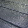 Detailaufnahme des anthrazitfarbenen Flachdachs vom weka Holz-Gartenhaus Angolo A mit Wassertropfen.
