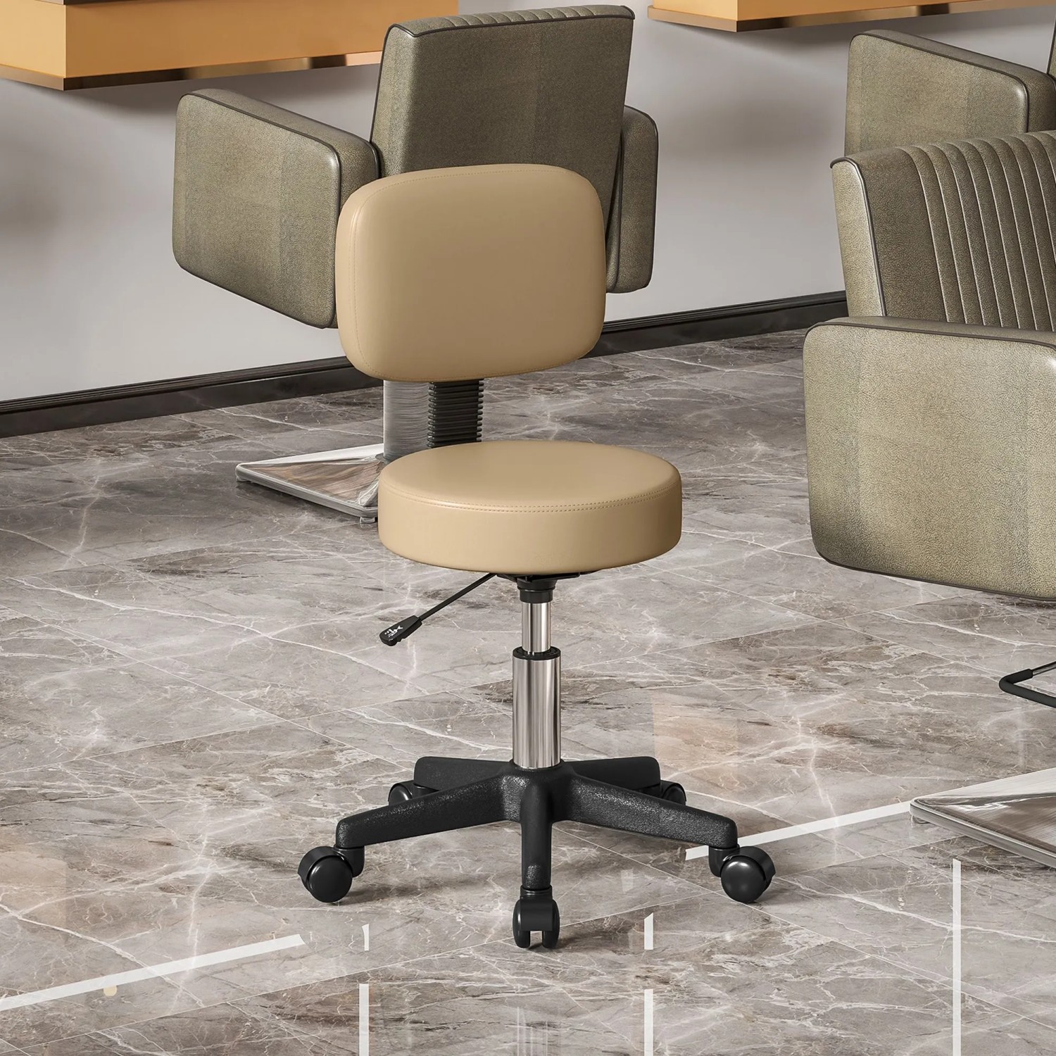 Hellbrauner HOMCOM Salon Hocker aus Kunstleder, höhenverstellbar, drehbar, mit Rollen. Gepolsterter Sitz und Rückenlehne.