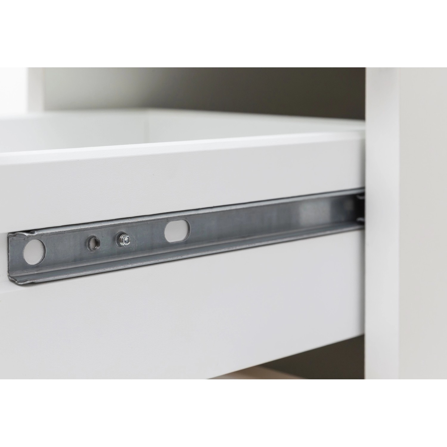 Detailaufnahme: Schublade der Held Möbel Küchenzeile Sorrento in Weiß mit Metallschiene.