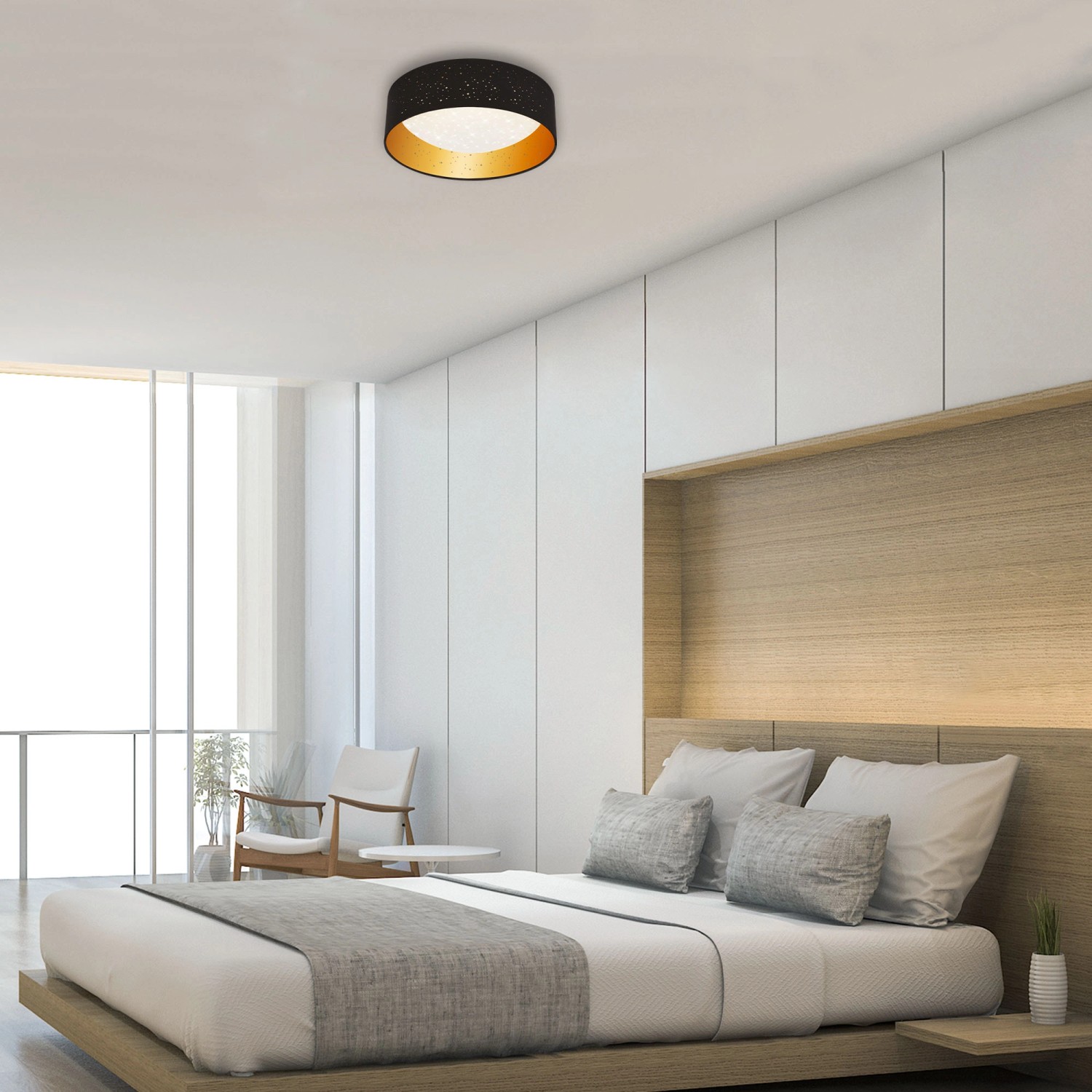 Brilo LED-Deckenleuchte Maila, Ø 32 cm, schwarz-gold mit Sternenhimmel-Effekt im Schlafzimmer.