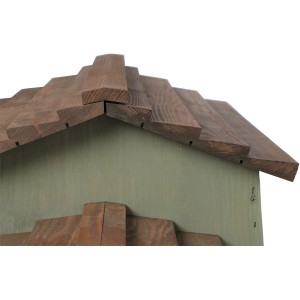 Detailaufnahme: Siena Garden Igelhaus aus Kiefernholz, olive/braun, mit Dachschindeln.
