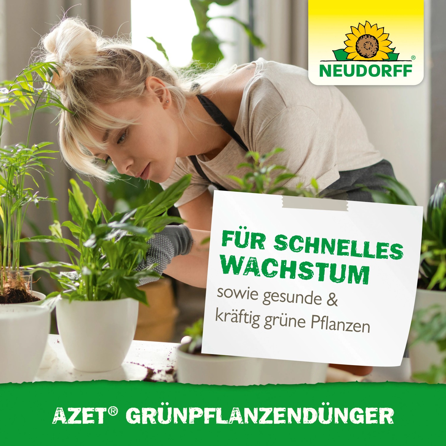 Frau düngt Grünpflanzen mit Neudorff Azet Plus Grünpflanzen-Dünger.