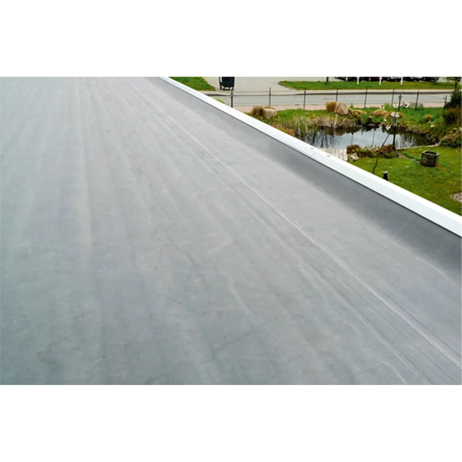 Detailansicht des flachen Daches vom Skan Holz Carport Emsland mit EPDM Dachbahn.