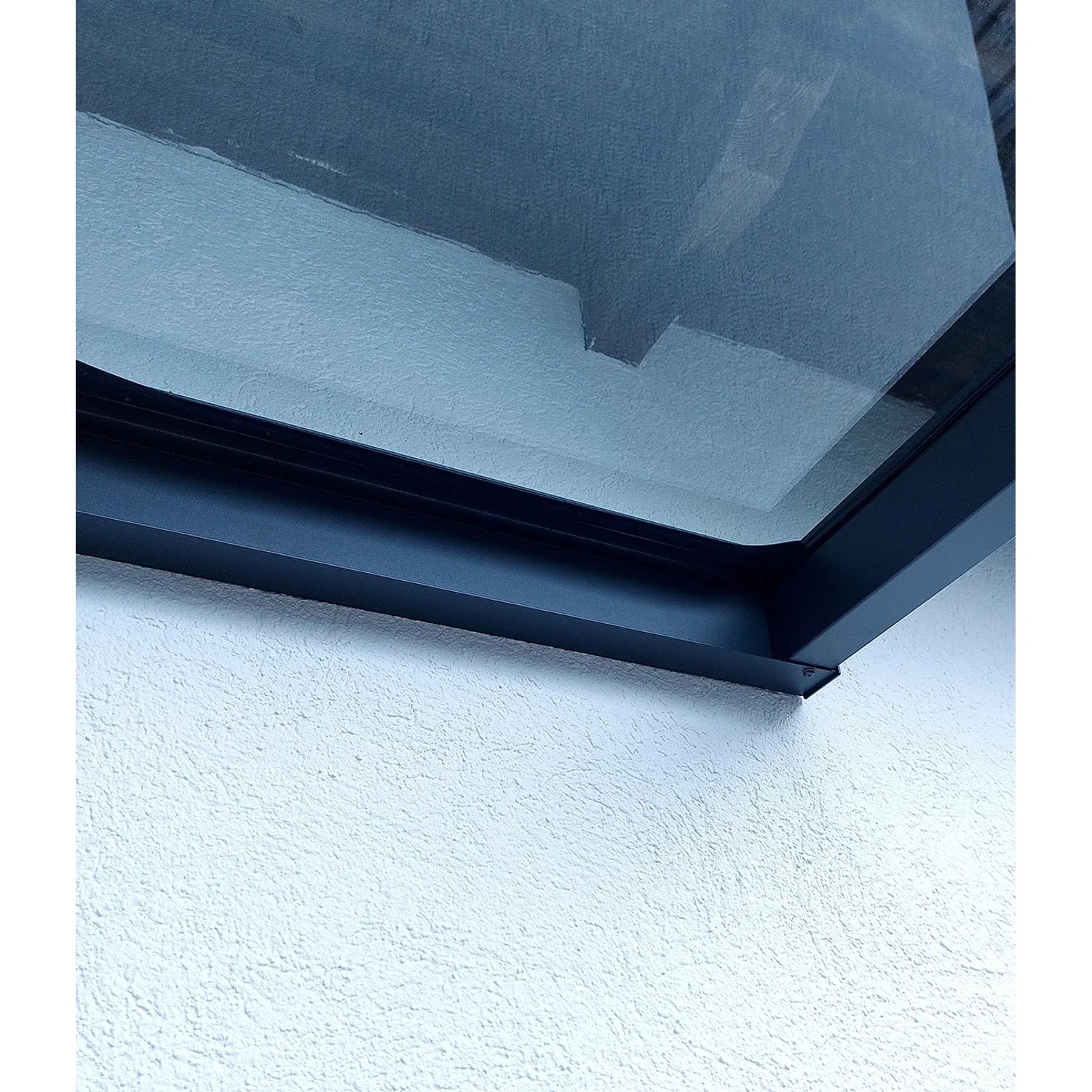 Detailansicht: Anthrazitfarbene Terrassenüberdachung Terracon Smartline an einer Hauswand.