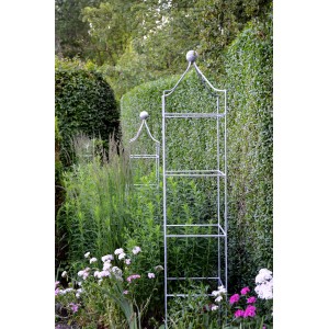 Feuerverzinkter Eleo Obelisk Catania Groß als Rankhilfe im Garten.