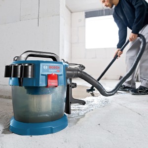 Bosch Professional Akku-Industriestaubsauger GAS 18V-10 L im Einsatz auf einer Baustelle.