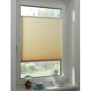 Beiges Gardinia Plissee Concept Tageslicht, 80x210 cm, am Fenster montiert.