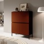Ziegelrotes Selsey Bemmi Highboard mit vier matten Türen und schwarzen Metallbeinen. Modernes Möbelstück für Stauraum.