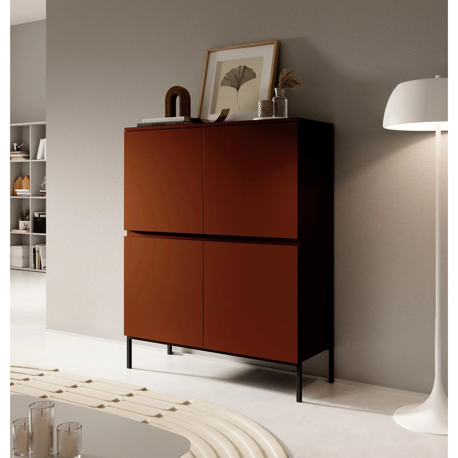 Ziegelrotes Selsey Bemmi Highboard mit vier matten Türen und schwarzen Metallbeinen. Modernes Möbelstück für Stauraum.