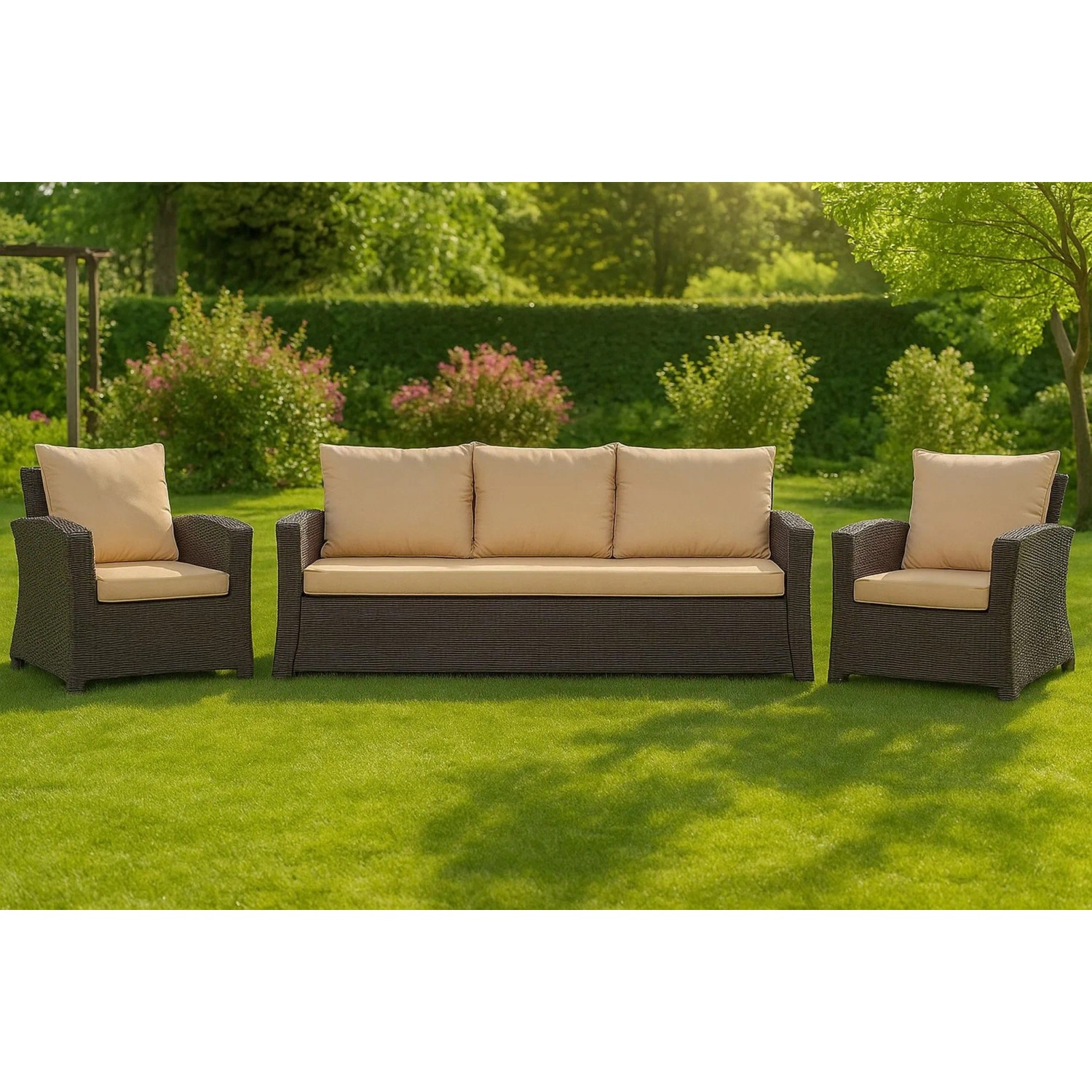 Beiges 3-Sitzer Gartensofa mit Sessel und Kissen aus Polyrattan. Setgarden Mix-Techno Gartenkissen