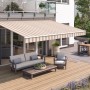 Gelenkarmmarkise Wismar Classic, 300x200 cm, braun-beige gestreift, montiert über einer Terrasse.