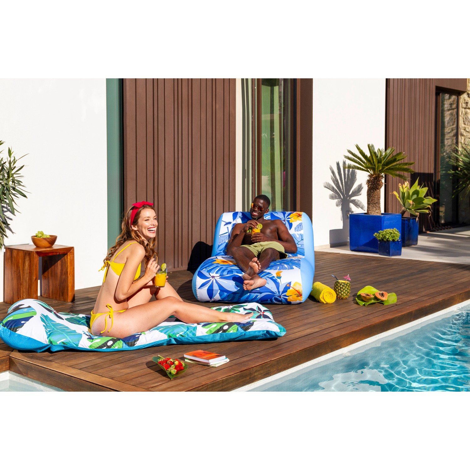 Bestway Luftmatratze Blissfull Drifter mit Textilbezug am Pool mit zwei Personen.