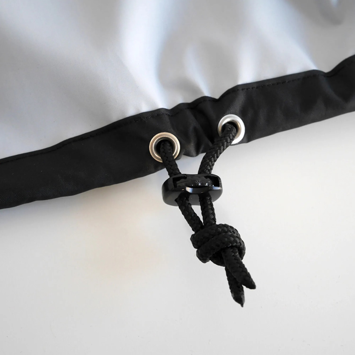 Detailaufnahme: Vasner Abdeckhaube AirCape für Terrassenheizstrahler mit Kordelzug.
