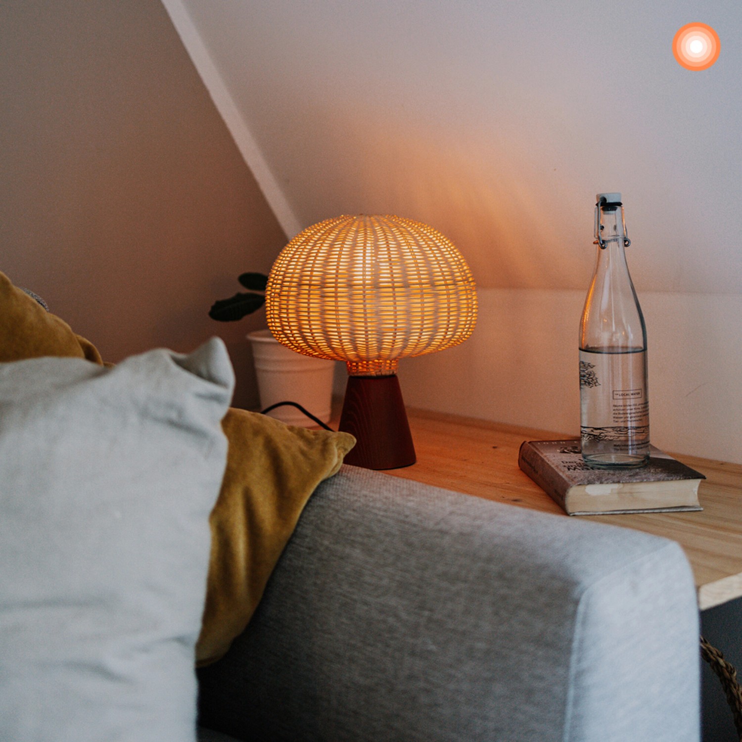 Ledvance Sun@Home Smart+ LED Lampe in Glühlampenform, Ø 6cm, mit warmweissem Licht auf einem Tisch.