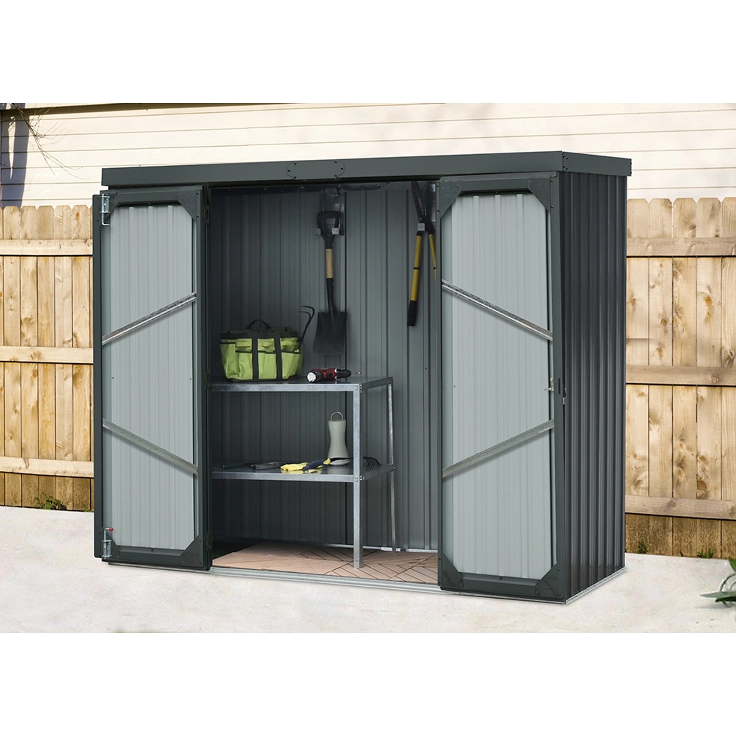 Floraworld Geräteschrank mit Flachdach, anthrazit, 226x81 cm, mit geöffneten Flügeltüren und Gerätehalter.