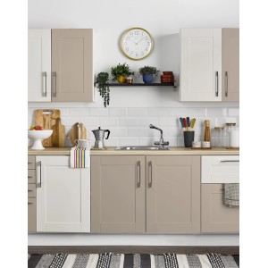 Küchenmöbel mit Kreidefarbe in Kalkweiß von Rust-Oleum gestrichen.