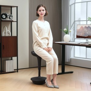 Frau sitzt auf schwarzem Vinsetto Bürohocker mit Sattelsitz. Höhenverstellbarer Stehhocker für dynamisches Sitzen im Büro.