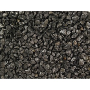 Nahaufnahme von schwarzem Basaltsplitt (8-12 mm) für Garten- und Landschaftsbau.