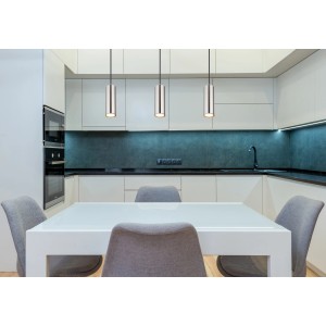 Globo Pendelleuchte Robby, 1-flammig, Nickel matt, zylindrischer Schirm über Esstisch.