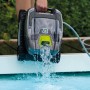 Zodiac Poolroboter Tornax GT3220 wird aus dem Pool gehoben, Wasser läuft heraus.