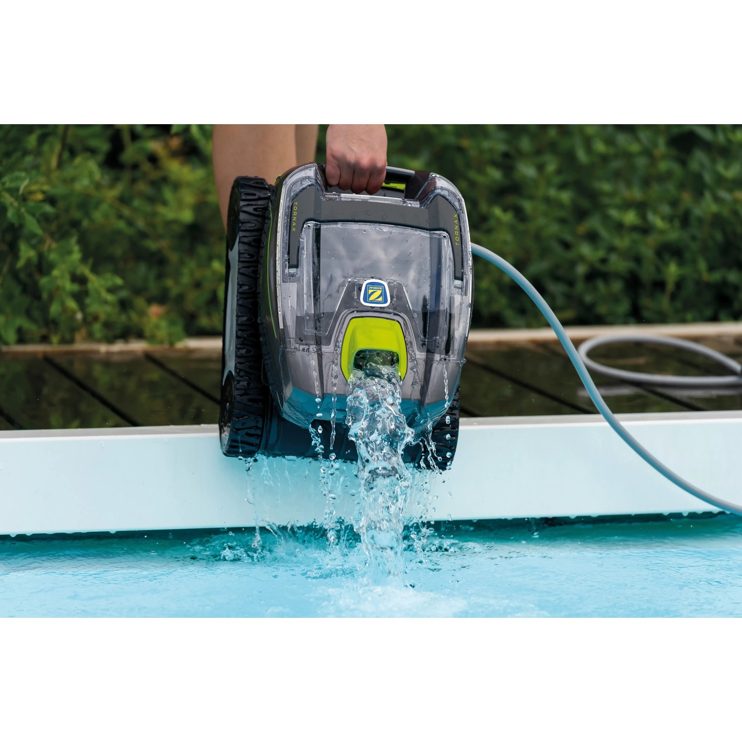 Zodiac Poolroboter Tornax GT3220 wird aus dem Pool gehoben, Wasser läuft heraus.