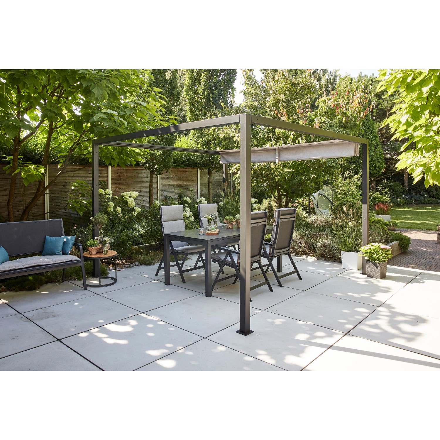 Siena Garden Pergola Schattenmanufaktur 315x315x218cm mit Esstisch und Stühlen im Garten.