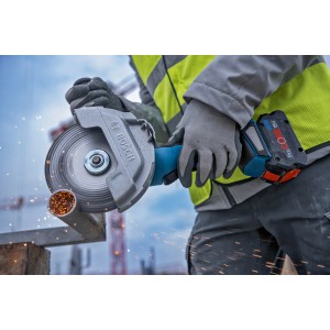 Bosch Professional Akku-Winkelschleifer GWS 18V-180 P in Aktion beim Schneiden von Metall.