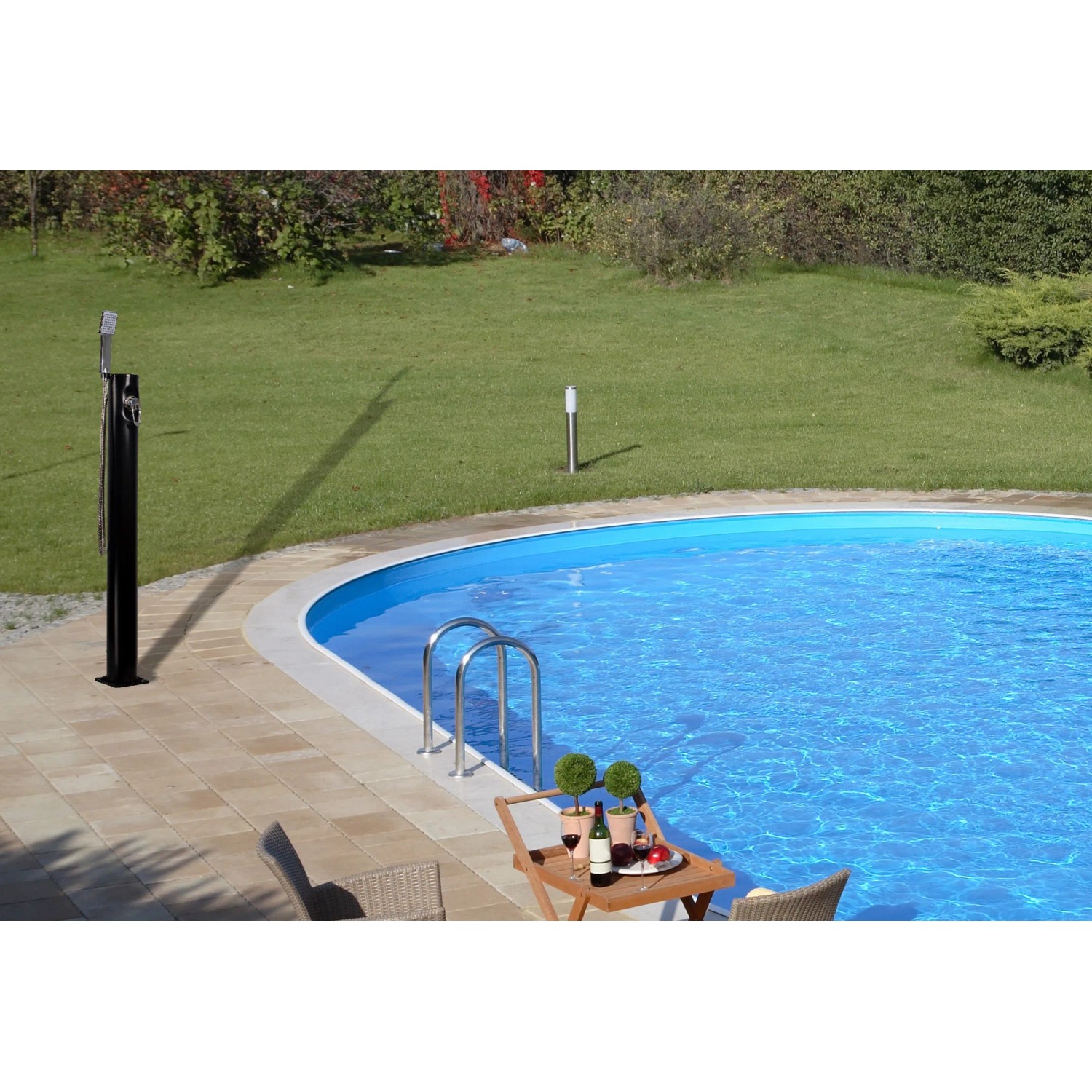 Summer Fun Solardusche Easy (10 l) neben Pool im Garten. Schwarze Dusche mit Handbrause.