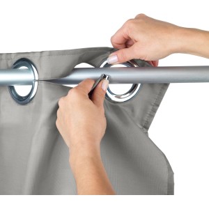 Grauer Wenko Duschvorhang Comfort Flex wird an einer Duschstange mit Ösen befestigt.