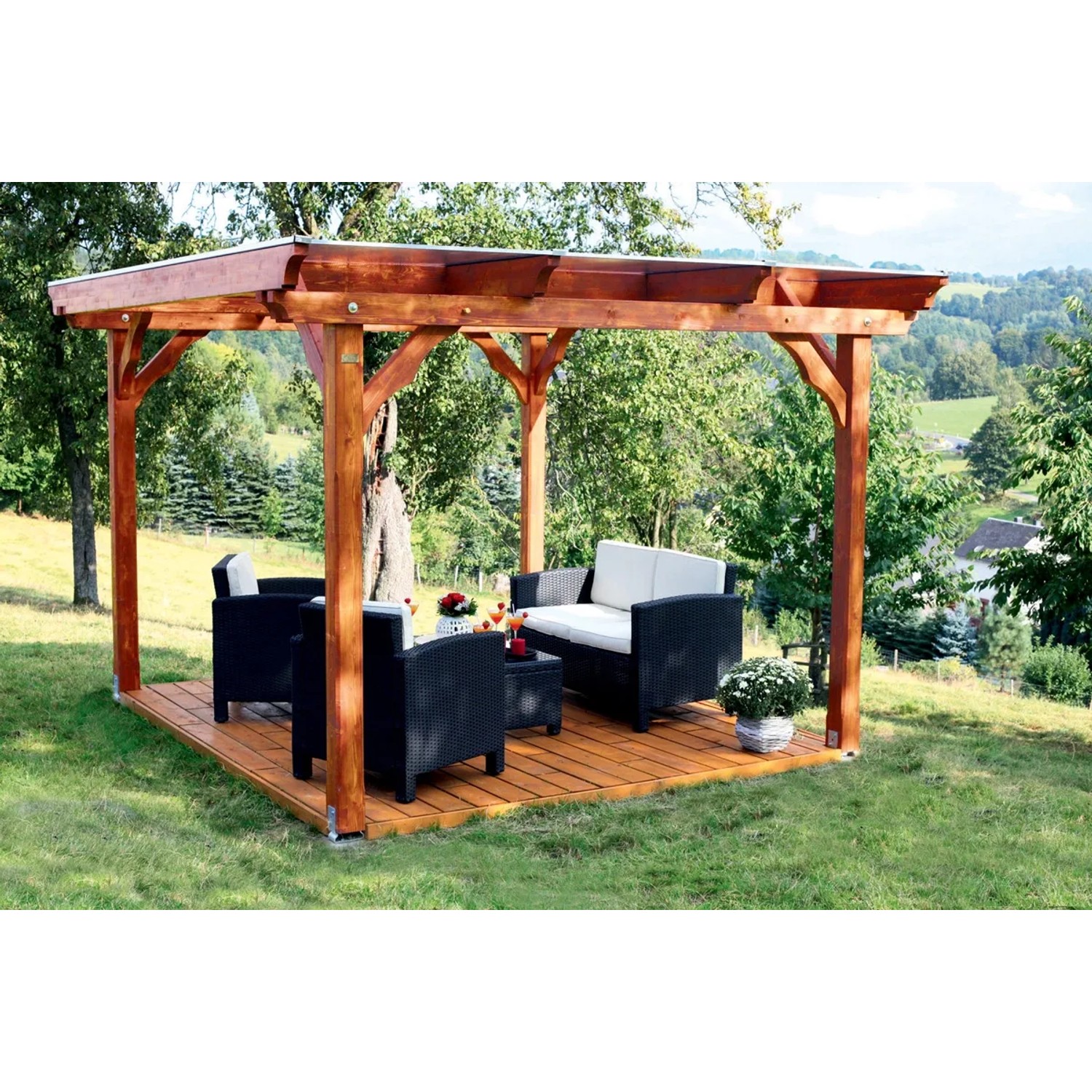 Holz-Pavillon Marseille von Skan Holz, naturbelassen, mit Sitzgruppe auf Holzterrasse im Garten.