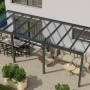 Anthrazitfarbene Terrassenüberdachung mit Glasdach und Sitzgruppe. Basic Design für Garten und Terrasse.