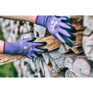 Gebol Multi Flex Lady Arbeitshandschuhe Größe 7 in Lila mit Holz in den Händen.