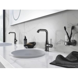 Grohe Essence Waschtischarmatur L-Size in Hard Graphite im modernen Bad.