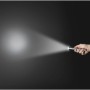 Energizer Vision HD Metall Taschenlampe mit Lichtstrahl in Hand gehalten.