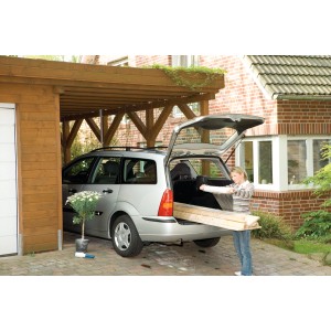 Frau belädt Auto mit Holz, gesichert mit LUX Stretchfolie. Ideal für Transport & Umzug.