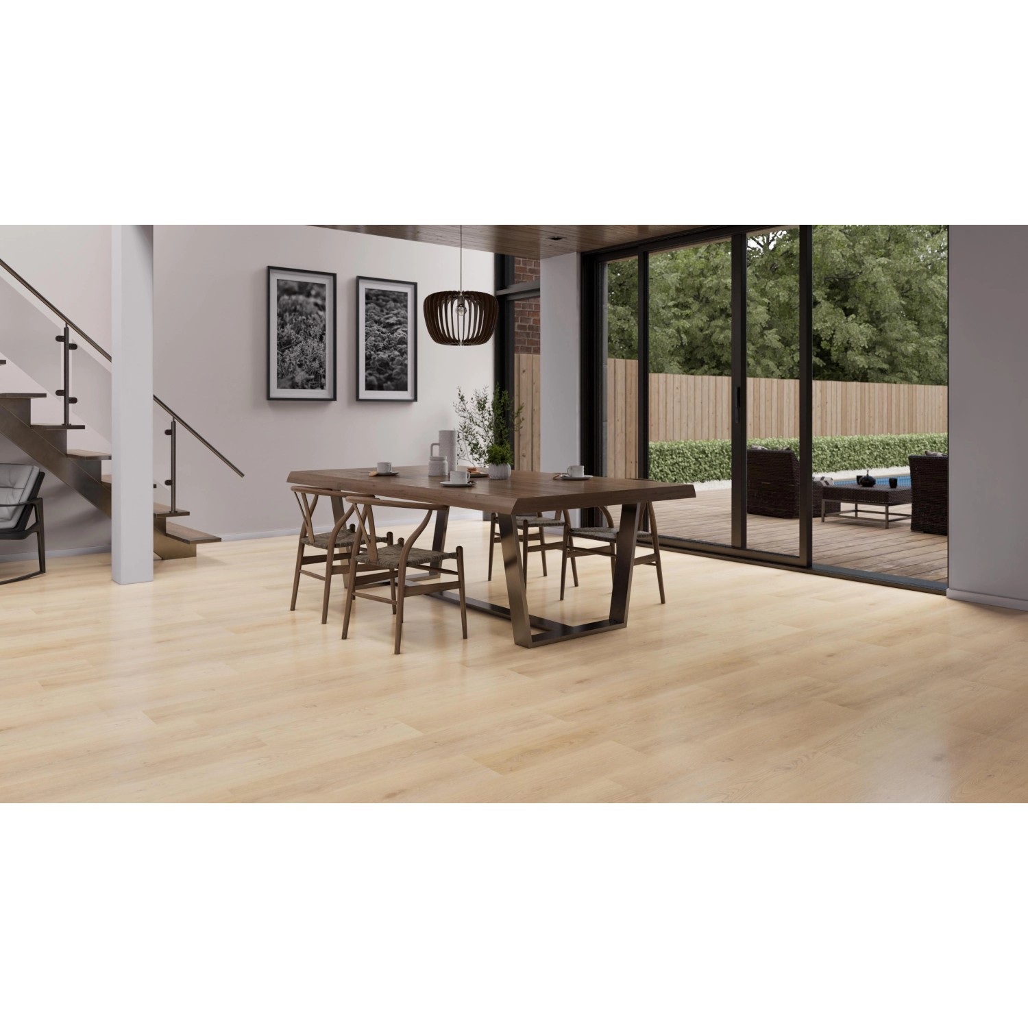 Heller Click-Vinylboden Burbach Eiche Breitdiele im Wohnraum mit Esstisch und Terrassenzugang.