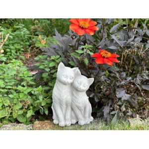Weiße Orbis Gartenfigur Katzen Duo aus Beton, 20x12x8cm, als Gartendekoration.