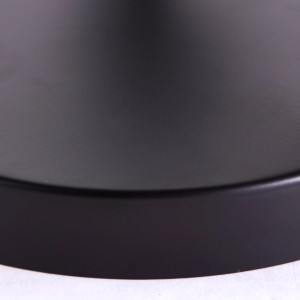 Detailaufnahme: Schwarze, matte Basis des 3-flammigen LED-Spotrondells Andres von Brilliant.