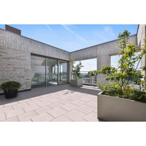 Terrasse mit Seesteiner Terrassenplatten Vera weißbeige 60x40. Betonplatten mit Edelsplitt-Einstreuung.