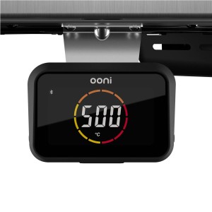 Detailaufnahme des Ooni Koda 2 Pro Gas-Pizzaofens mit digitalem Temperatur-Hub, der 500 °C anzeigt.