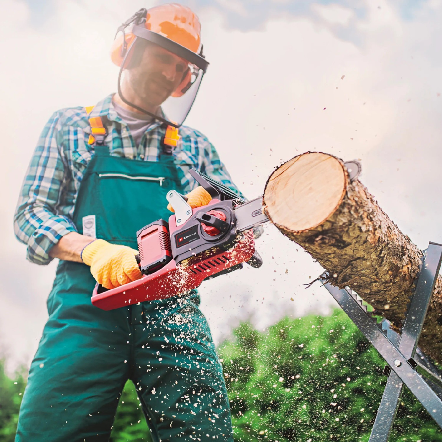 Einhell Akku-Kettensäge GP-LC 36/35 Li-Solo beim Sägen eines Baumstamms. Motorsäge mit Akku der Power X-Change Familie.