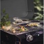 Campingaz Gas-Tischgrill Attitude 2100 LX beim Grillen von Gemüse und Fleisch.