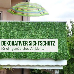 Balkonsichtschutz mit grünen Blättern auf einem Balkon, Größe 500x100cm.