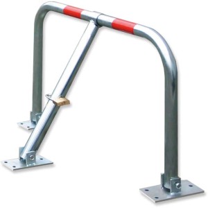 Schellenberg Parkbügel mit Schloss: Metallbügel mit roter Markierung und Vorhängeschloss zur Parkplatzsicherung.