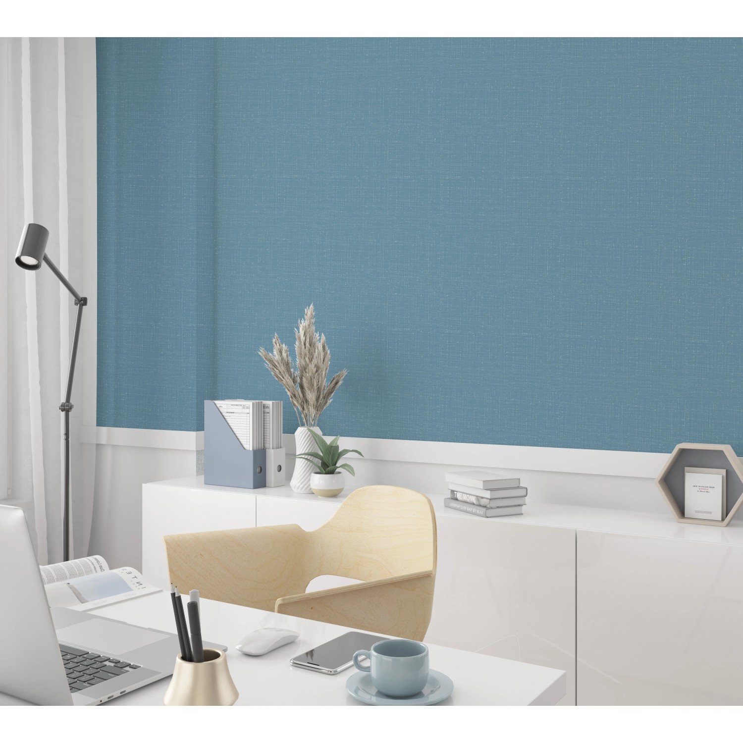 Blaue Marburg Vliestapete mit leichter Struktur im modernen Büro-Ambiente.