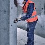 Anwender schneidet Beton mit Bosch Diamanttrennscheibe 125mm am Winkelschleifer.