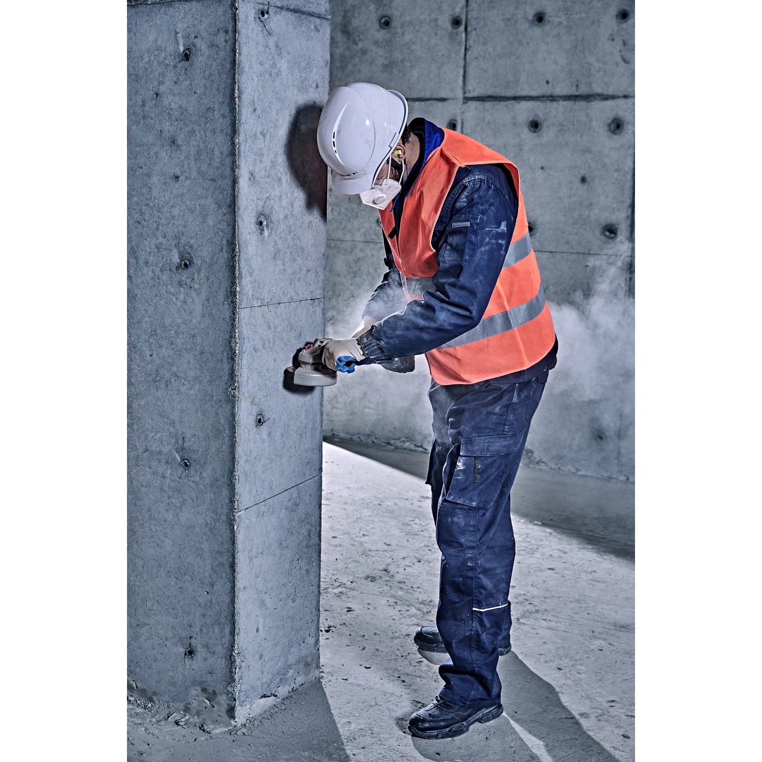 Anwender schneidet Beton mit Bosch Diamanttrennscheibe 125mm am Winkelschleifer.